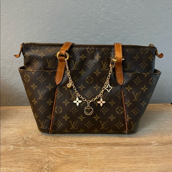 Louis Vuitton Handbags - Louis Vuitton Totally PM